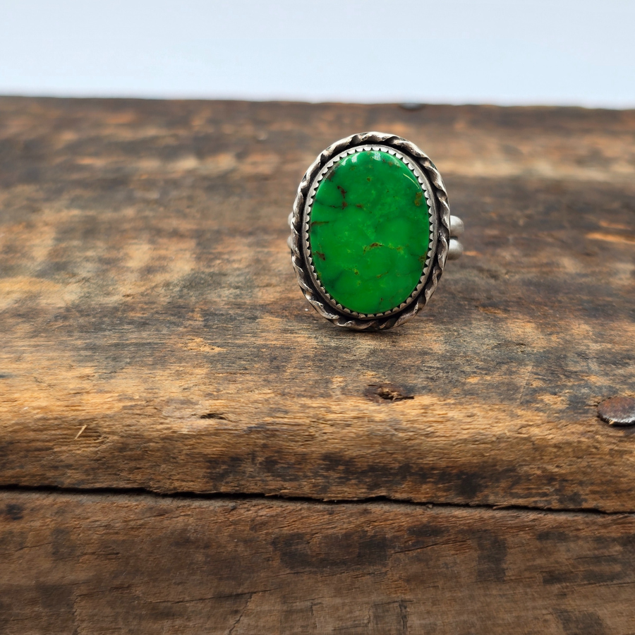 Oval Manhattan Green Ring